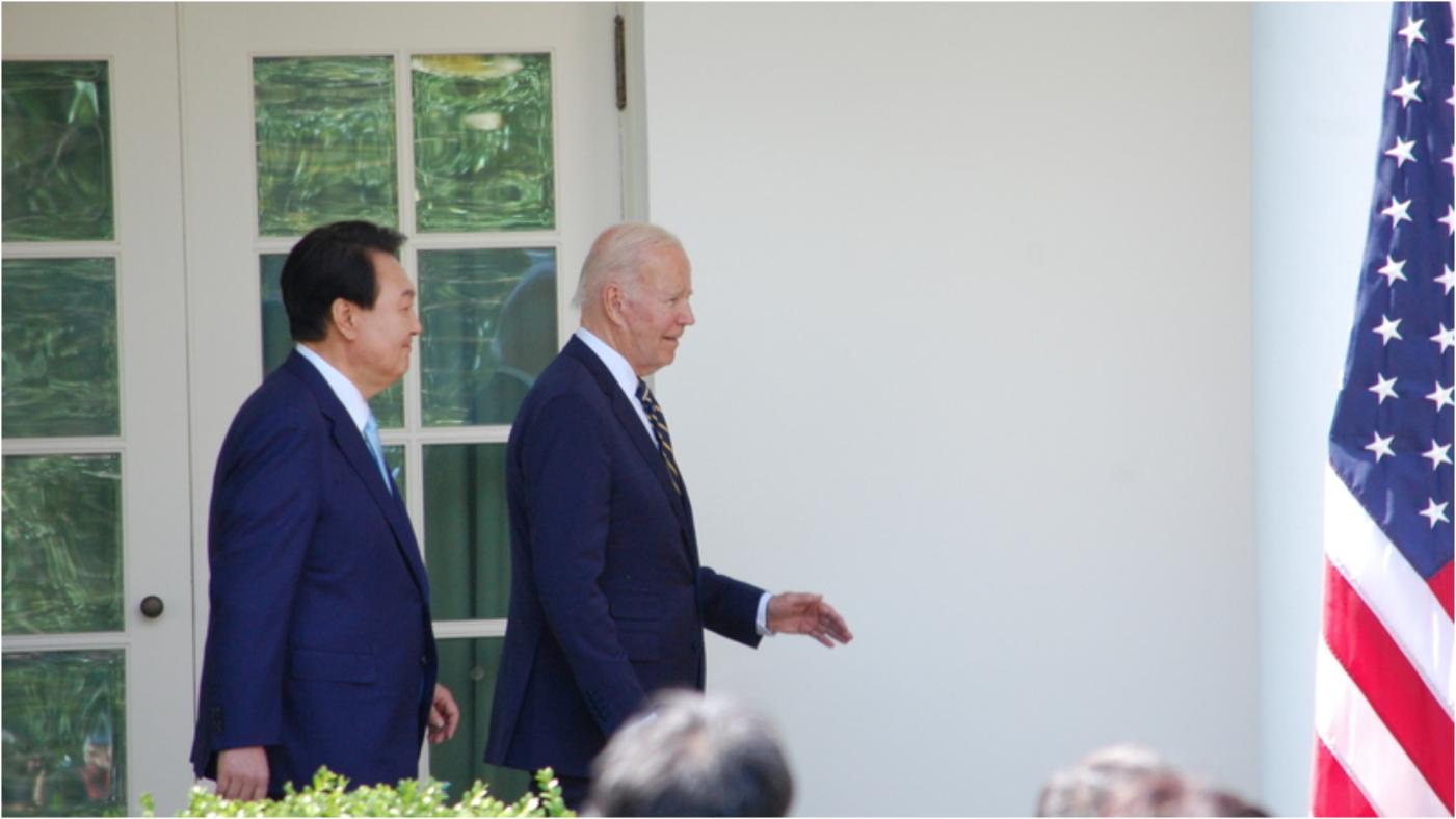  美國總統拜登與南韓總統尹錫悅（左）26日在白宮宣布一項重要協議，意在嚇阻北韓的侵略。中央社
