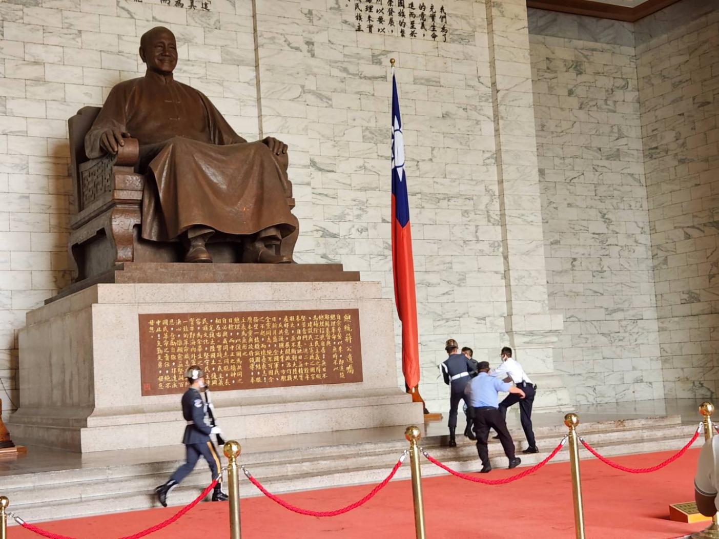 為呼籲政府儘速移除銅像，獨派團體成員在中正紀念堂持漆彈槍欲射擊蔣中正銅像。台灣國提供
