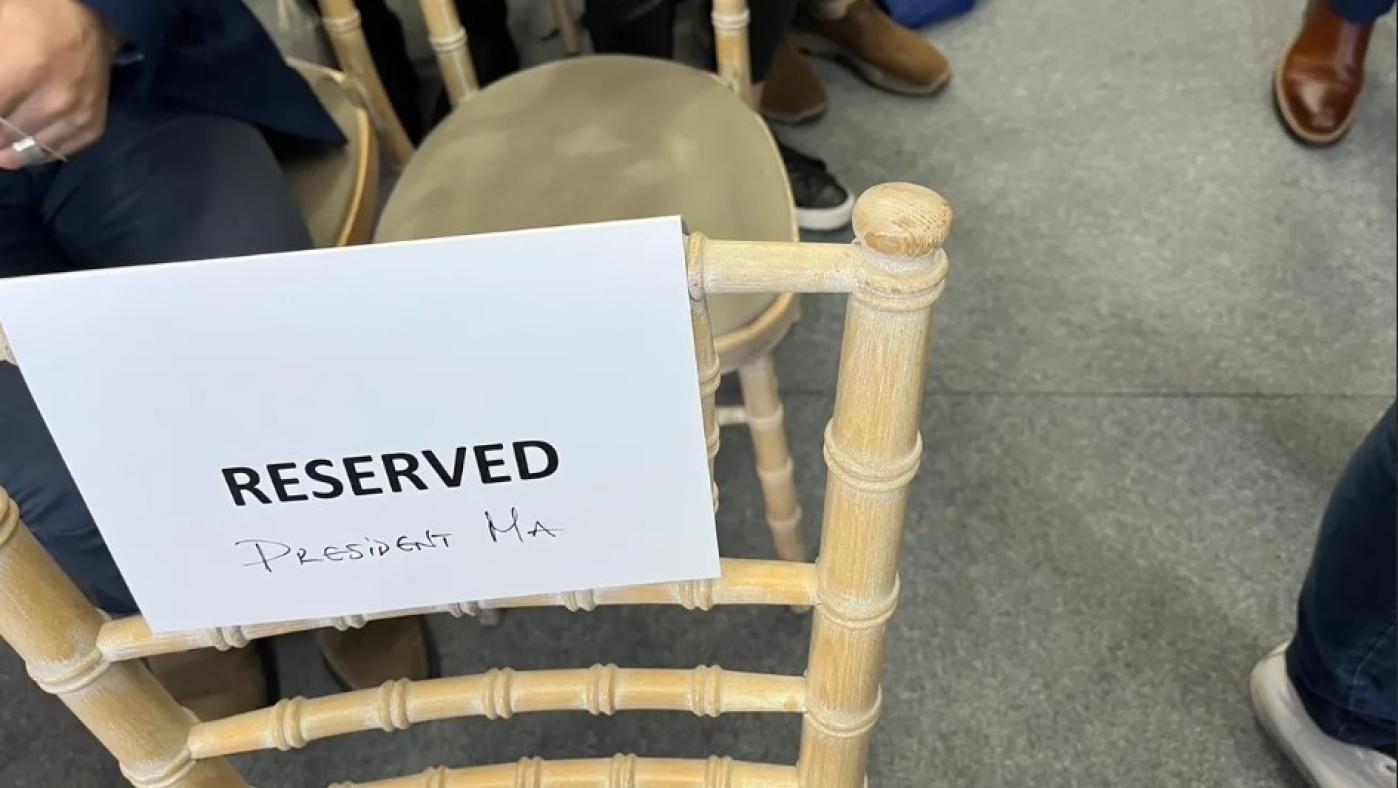 馬英九辦公室指出，德爾菲論壇現場在馬英九的保留座椅上，工作人員已緊急用手寫加上「President Ma」。馬辦提供