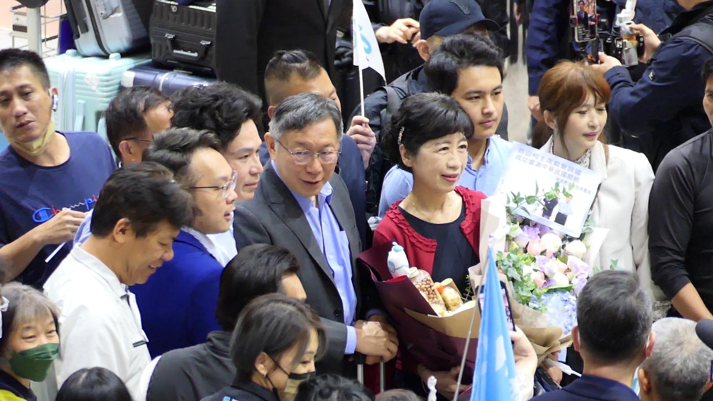 台灣民眾黨主席柯文哲今返國，妻子陳佩琪(紅色外套者)接機。林泊志攝