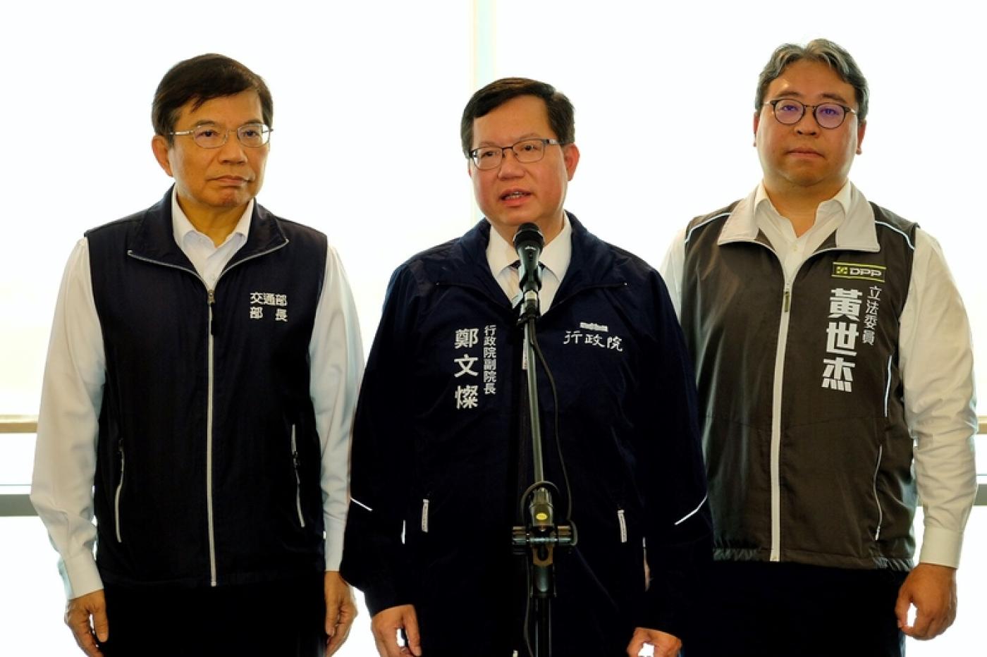 行政院副院長鄭文燦(中)強調，台灣也要爭取航太工業的商機。中央社