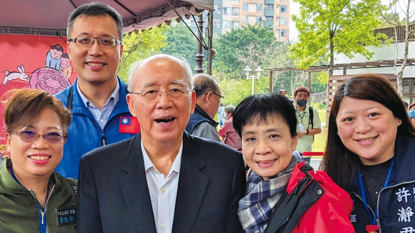 已婚的台北市議員吳志剛（左二）是國民黨大老吳伯雄（左三）次子，爆出再結歡。翻攝吳志剛臉書
