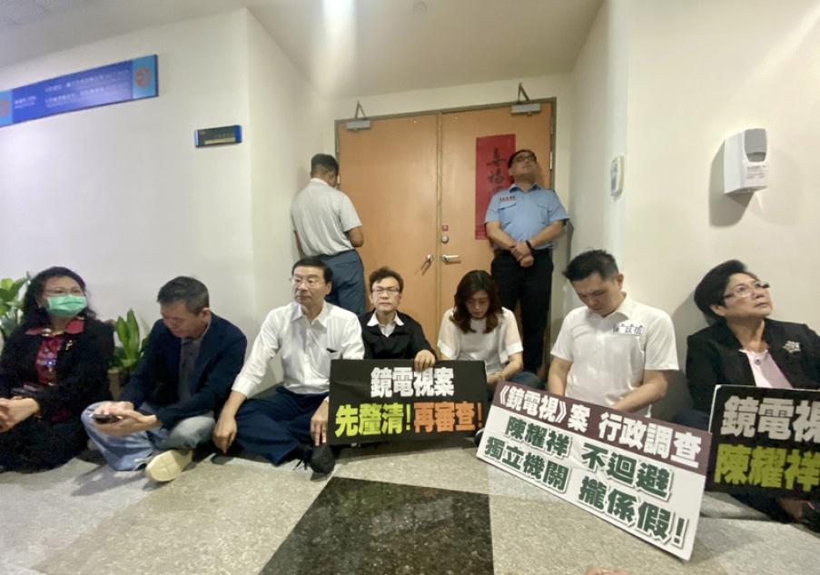 NCC排審《鏡電視》上架案　藍委不滿衝陳耀祥辦公室靜坐抗議