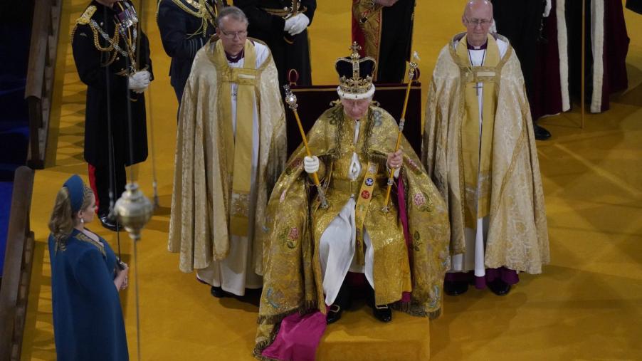 查爾斯三世戴上聖愛德華王冠　正式加冕為英王
