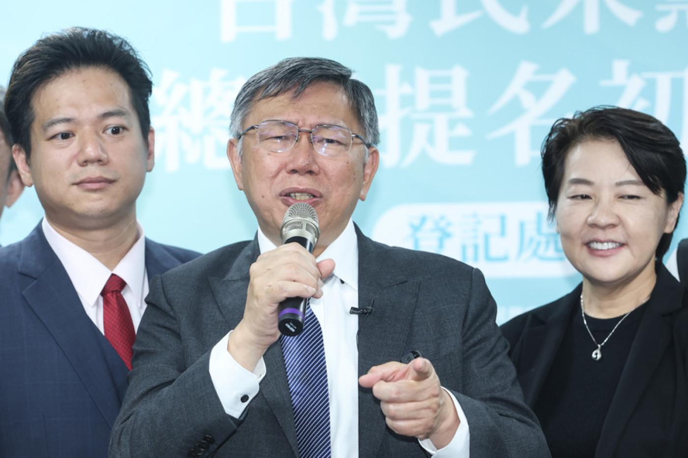 台灣民眾黨主席柯文哲（中）8日上午前往民眾黨中央黨部登記參選2024總統，並接受媒體訪問。中央社