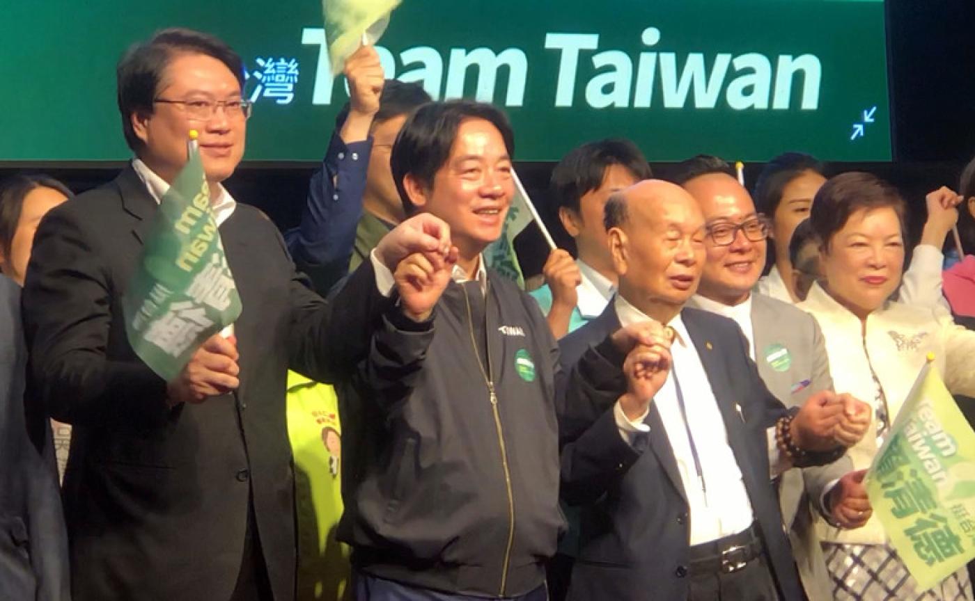 賴清德（左二）14日下午出席基隆市信賴台灣之友會成立大會，他97歲高齡的舅舅童永（左三）出任理事長，內政部長林右昌（左一）也到場力挺。中央社