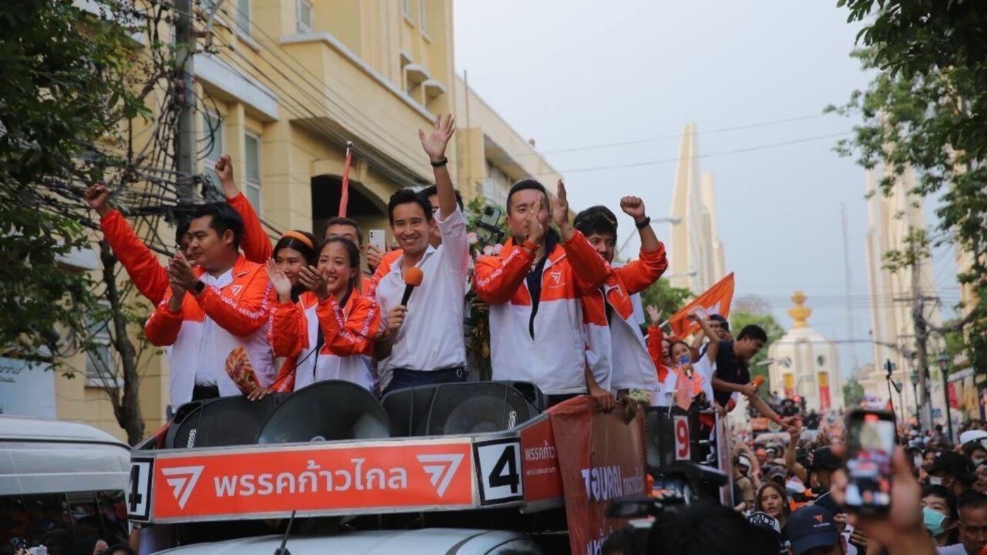 泰國在野的「前進黨」在此次大選獲勝，領導者皮塔(拿麥克風者)率領同黨人士掃街謝票。 翻攝Move Forward Party臉書