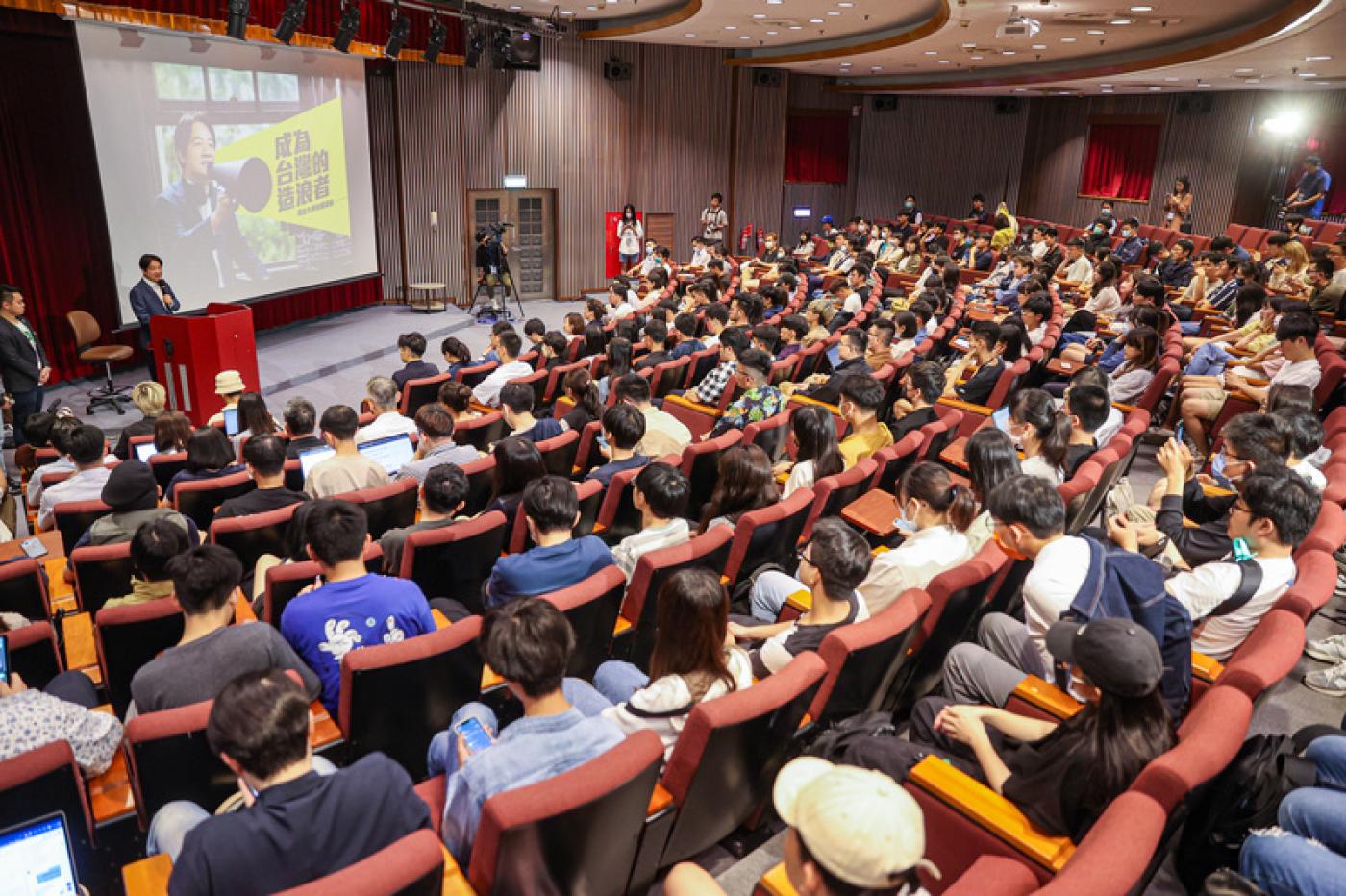 民進黨主席賴清德16日到政大以「成為台灣的造浪者」為題進行演講。中央社