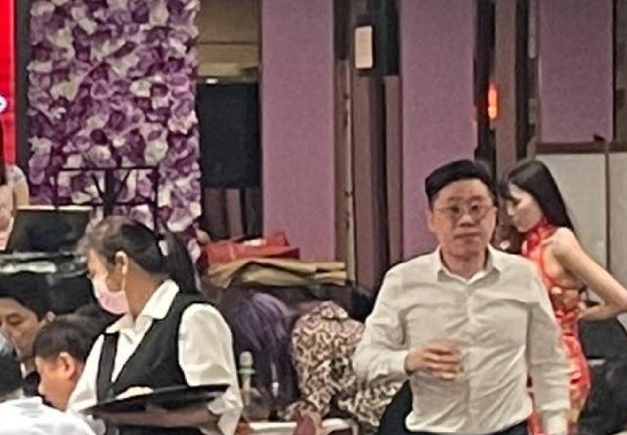 四叉貓PO照爆柯文哲競辦主任參加飛鷹幫餐會　坐大位逐桌敬酒
