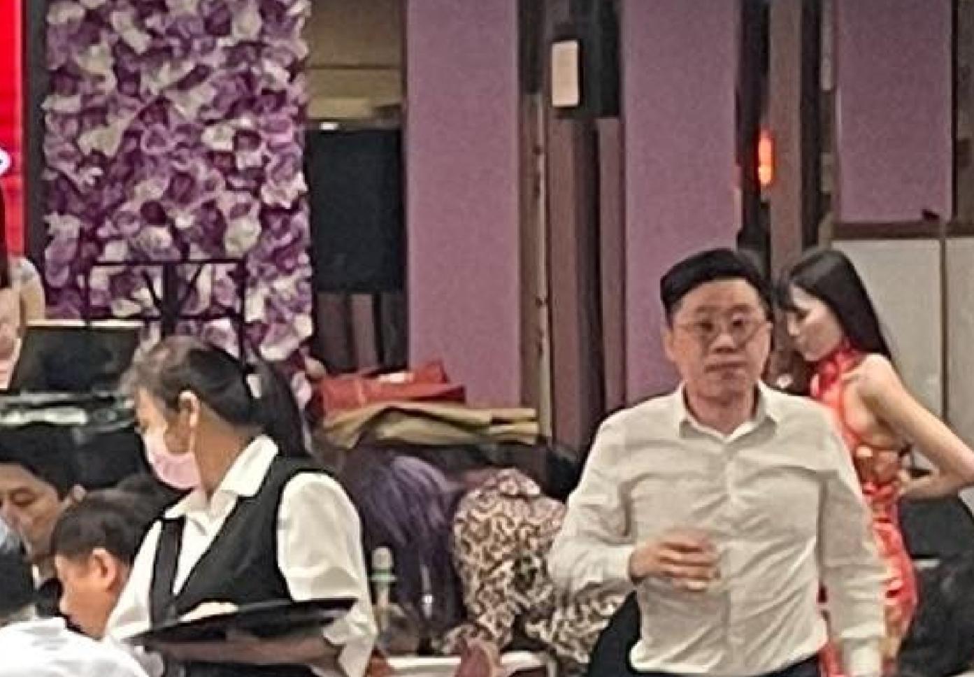四叉貓17日在臉書PO照爆料，柯文哲競選辦公室主任陳亞麟（右）出席飛鷹幫餐會，還逐桌敬酒。翻攝四叉貓臉書
