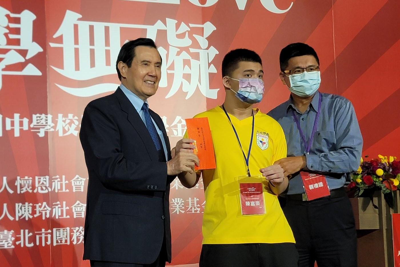 前總統馬英九今出席第12屆臺北市國高中生助學金頒贈典禮。王烱華攝