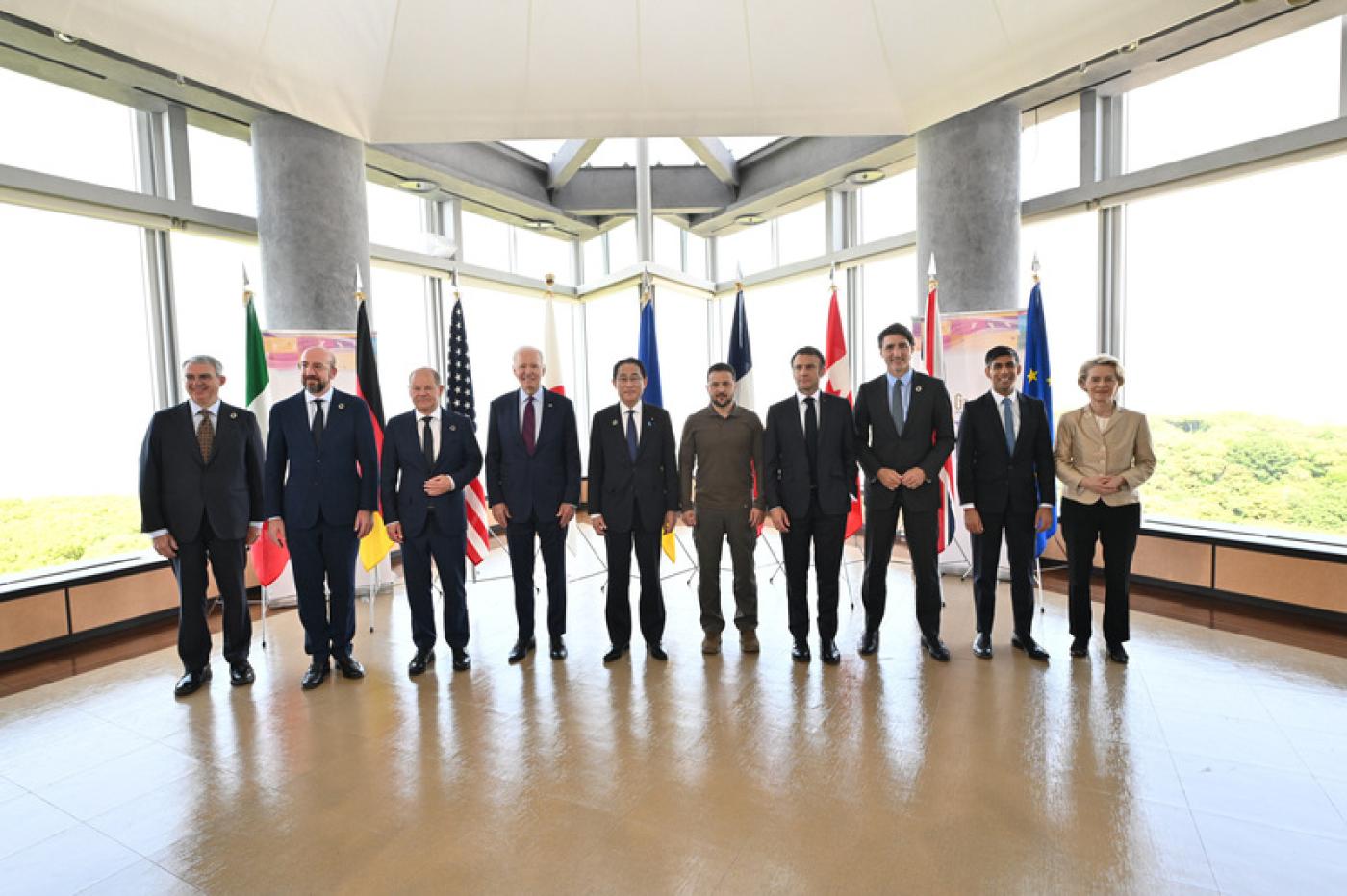 前往日本廣島出席G7峰會的烏克蘭總統澤倫斯基（右 5）與各國領袖合影。 日本外務省提供