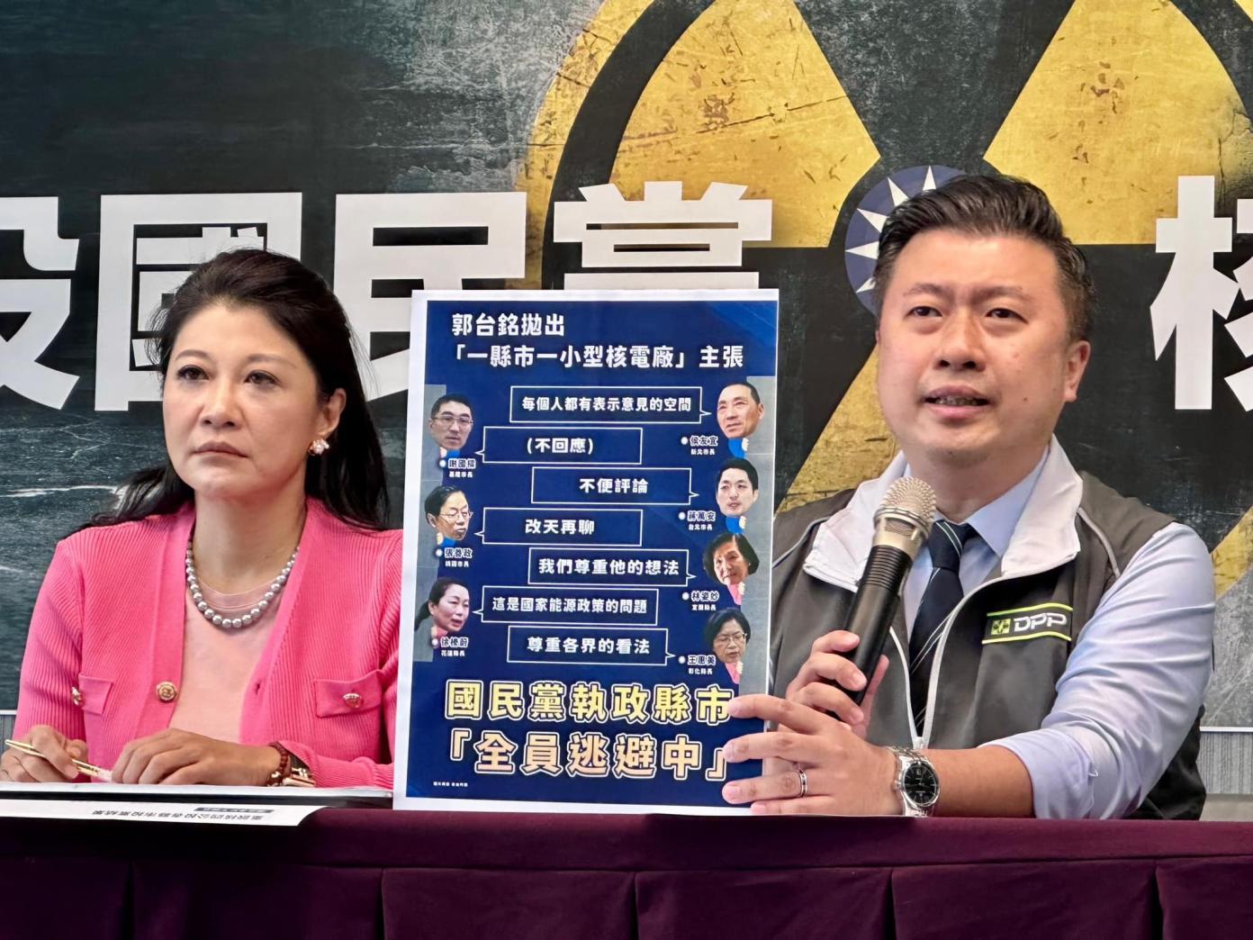 民進黨發言人張志豪(右)表示將以徐巧芯標準全面檢視國民黨立委候選人論文。翻攝張志豪臉書