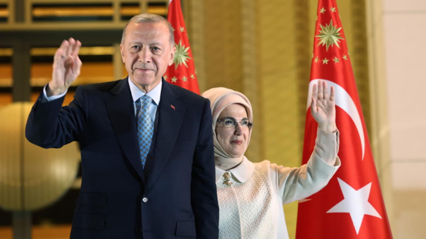 土耳其總統艾爾段與妻子(右)29日在總統府前宣布當選向選民致意。翻攝土耳其President of The Republic of Turkiye網站