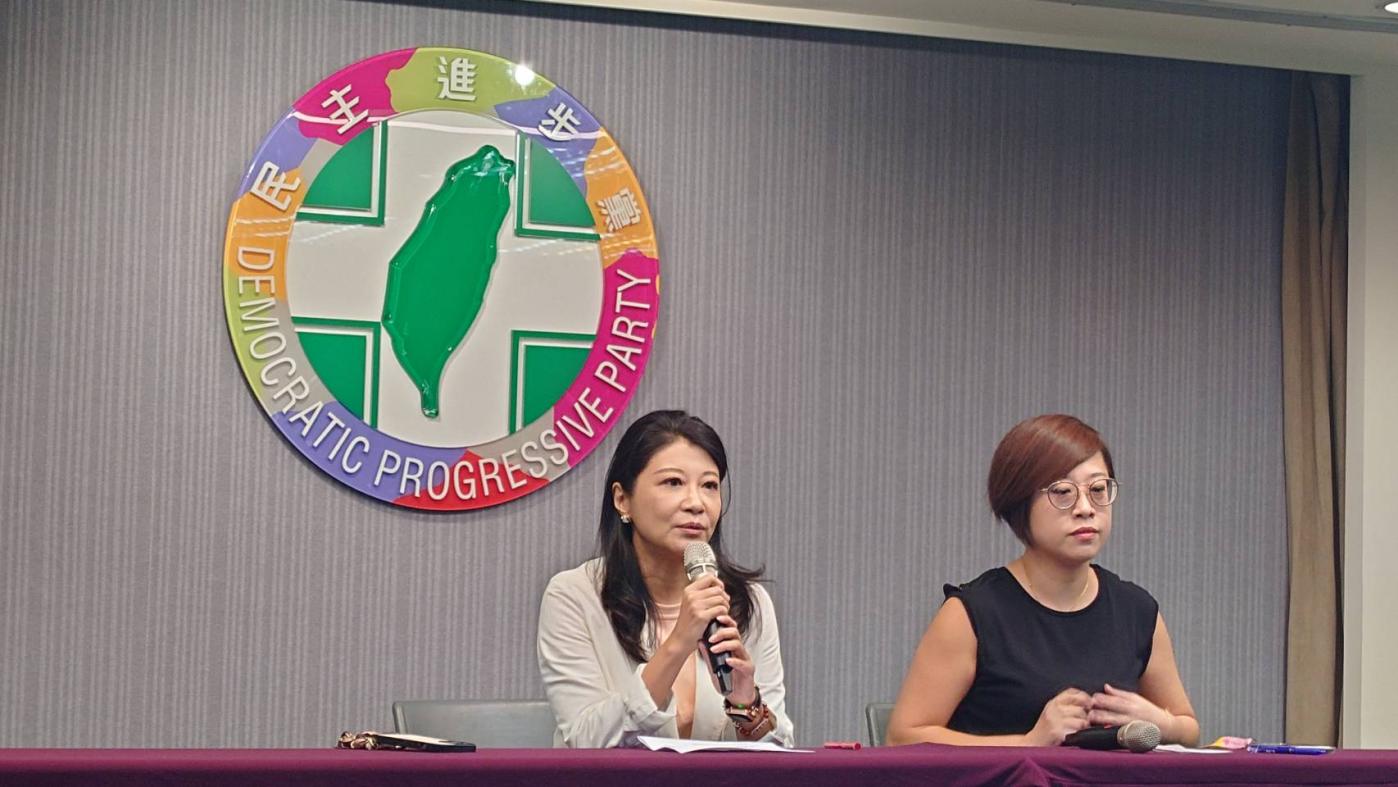 民進黨發言人林楚茵(左)、性平部主任李晏榕(右)今舉行記者會，針對前黨工遭性騷事件發表聲明。蘇聖怡攝