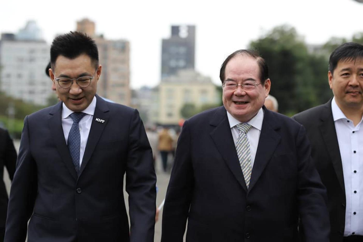 國民黨前秘書長李乾龍（左二）1日舉辦餐敘，希望整合藍軍各勢力支持侯友宜。翻攝自李乾龍臉書