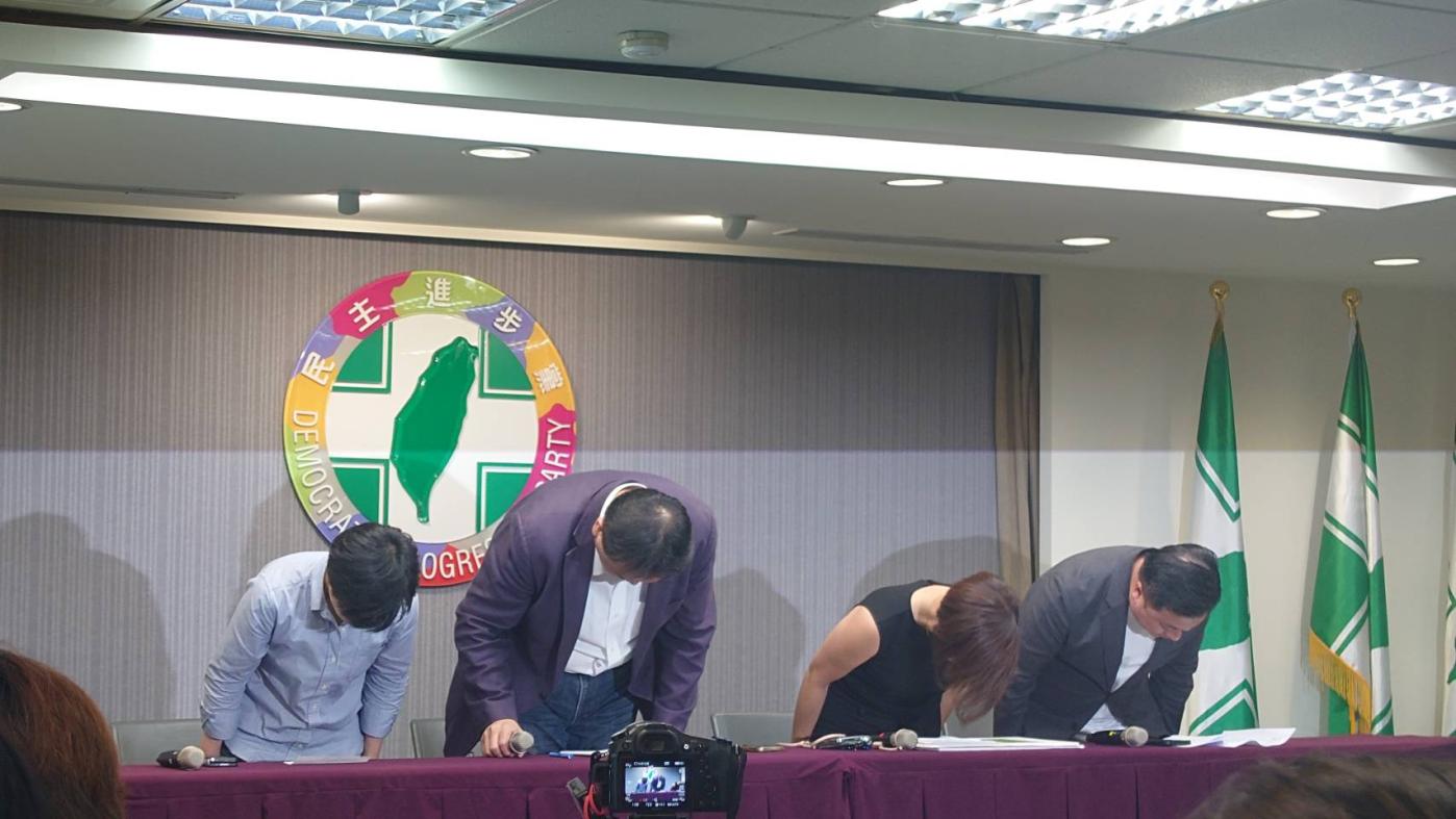 民進黨性騷事件頻傳，黨秘書長許立明（左二）鞠躬致歉。蘇聖怡攝