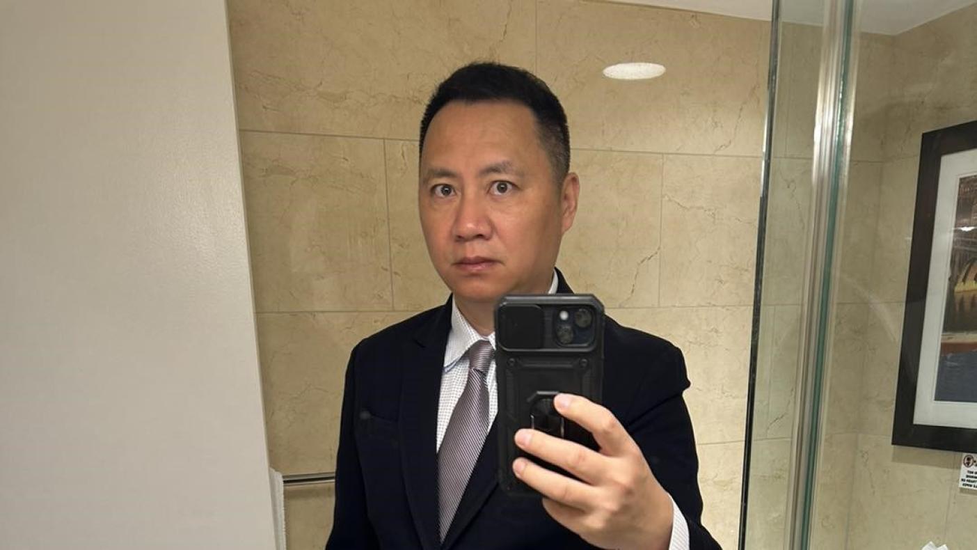 民運人士王丹被兩名男子指控摸腰、強暴未遂，王丹否認指控。翻攝王丹臉書