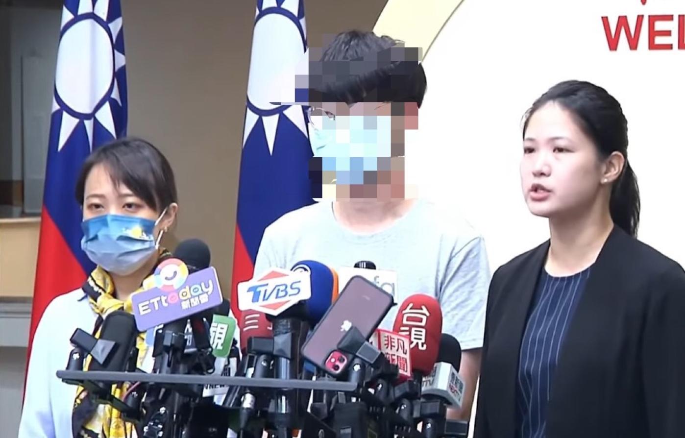 翻攝畫面受害者李先生今在台北市議員林亮君的陪同下舉行記者會，秀證據還原遭王丹性騷經過。翻攝畫面