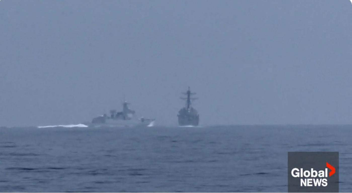 中國解放軍海軍艦艇（左艦）朝向美軍飛彈驅逐艦鍾雲號（右艦）撞去。翻攝Global News推特