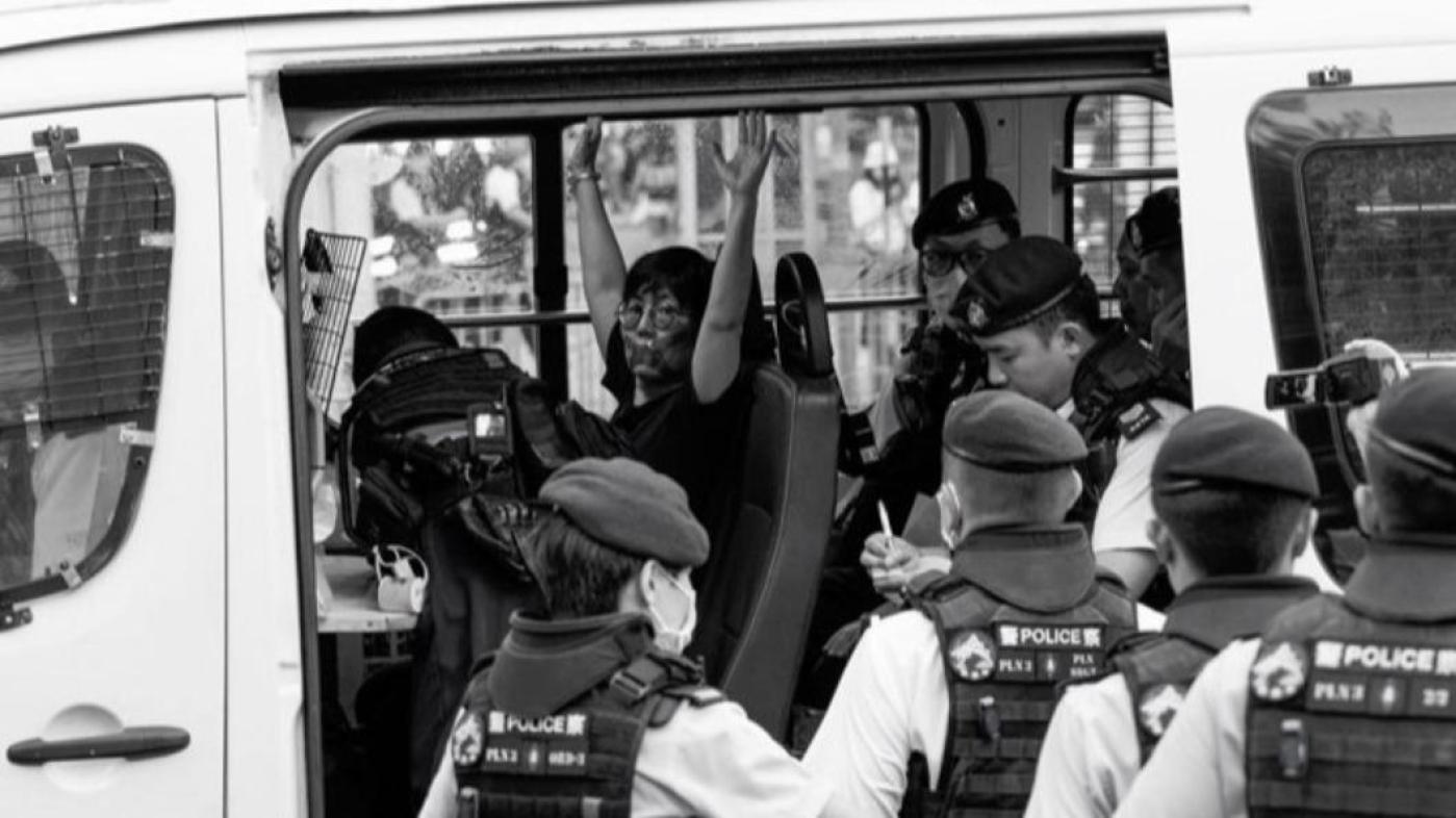  台大研究生劉家儀等人3日於香港維園噴水池以個人名義悼念六四天安門事件後，卻遭港警逮捕。翻攝台大研究生協會
