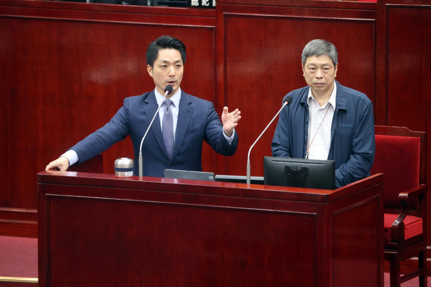 台北市議員5日在市議會質詢民進黨性騷案處理進度，市長蔣萬安（左）、 勞動局長高寶華（右）回答議員詢問。中央社