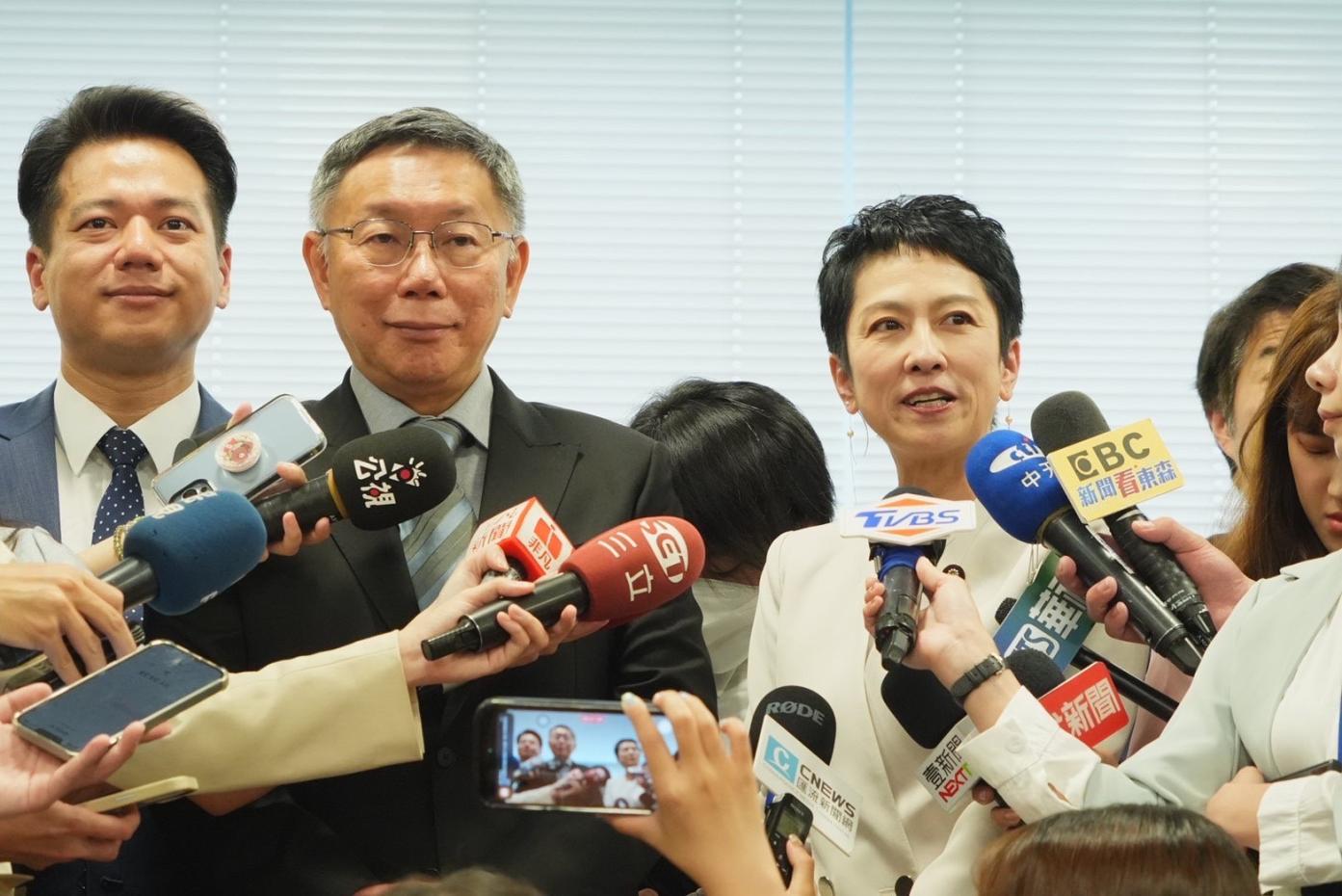 台灣民眾黨主席柯文哲(左2)拜會立憲民主黨參議員蓮舫(右)。台灣民眾黨提供