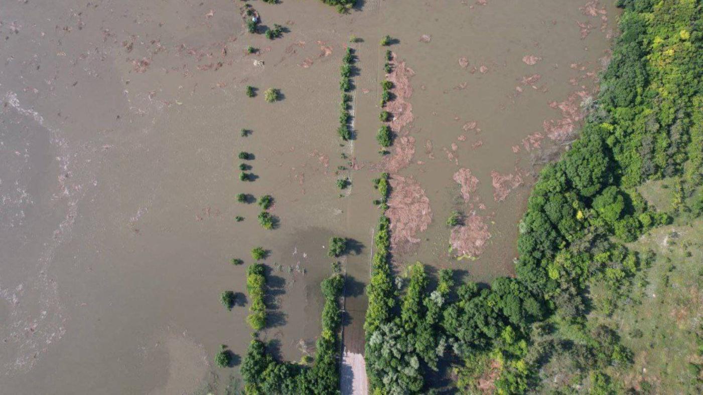 烏克蘭境內新卡科夫卡水壩被炸毀後，空拍景象。翻攝@DefenceU推特