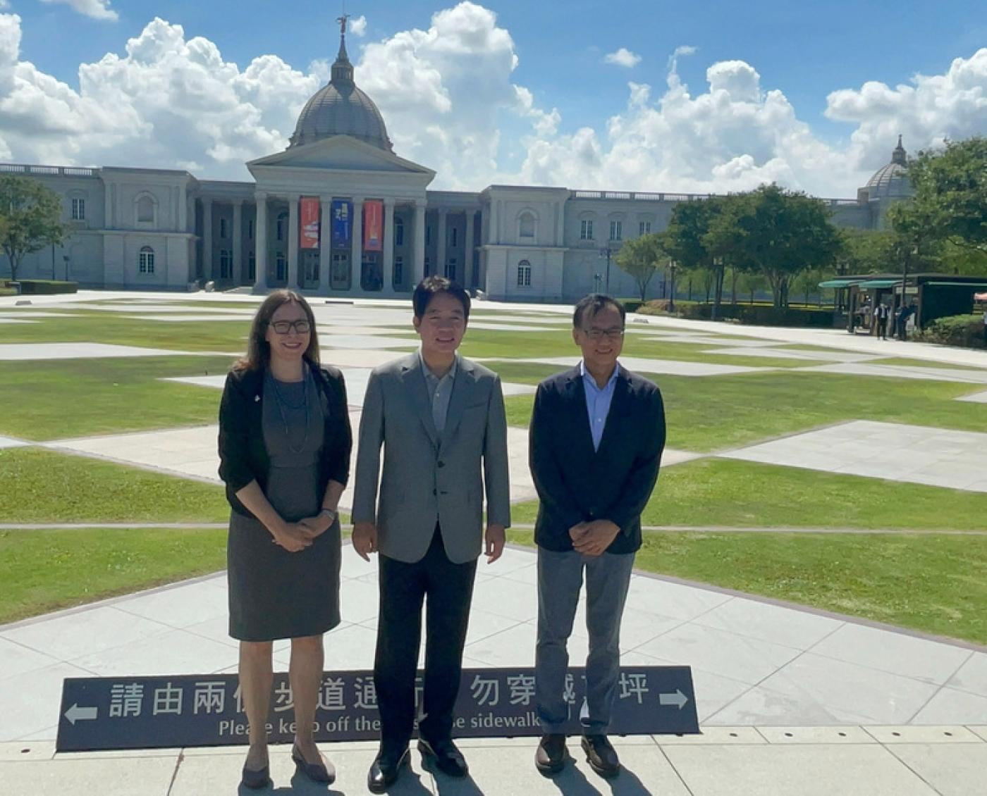 AIT主席羅森伯格(左)昨晚和新北市長侯友宜到平溪放天燈，今和副總統賴清德(中)在台南見面。中央社