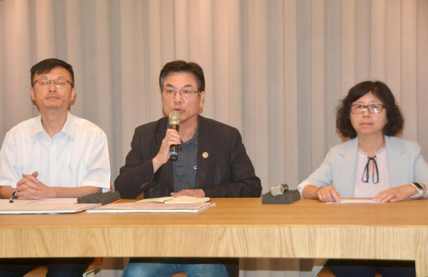 新北市長劉和然(中)今舉行記者會，說明板橋幼兒園餵藥案的進度。中央社