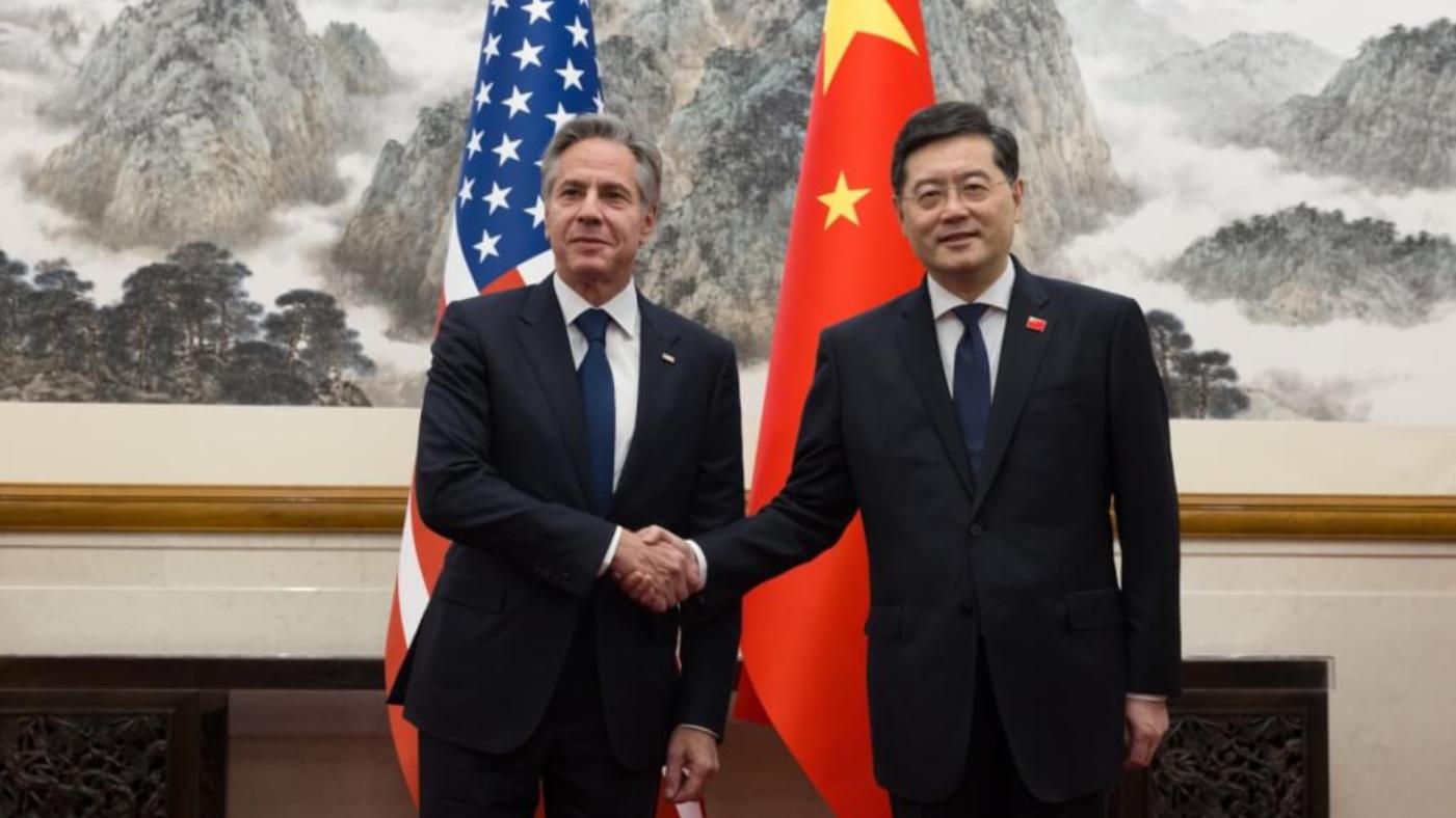 美國國務卿布林肯（左）18日在北京與中國外長秦剛（右）會談5個半小時。翻攝@SecBlinken推特