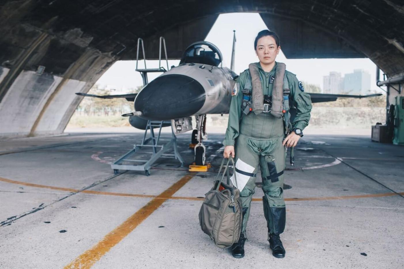  空軍上尉郭文靜是台灣少數的女性戰鬥機飛行員，她接受英媒採訪時表示，若男性能做到，女性也可以。軍聞社提供