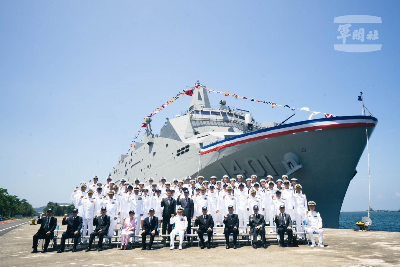 海軍首艘萬噸級兩棲船塢運輸艦玉山軍艦今成軍。海軍司令部提供