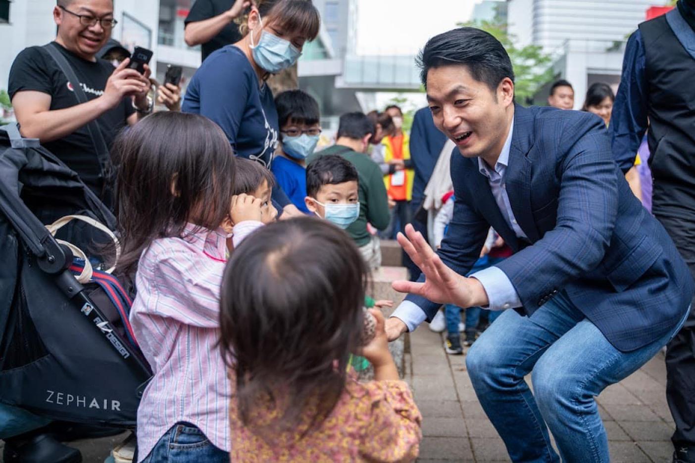 為減輕新手爸媽負擔，台北市長蔣萬安推出私幼補助方案，並承諾會有追繳機制防止政策大撒幣。翻攝蔣萬安臉書