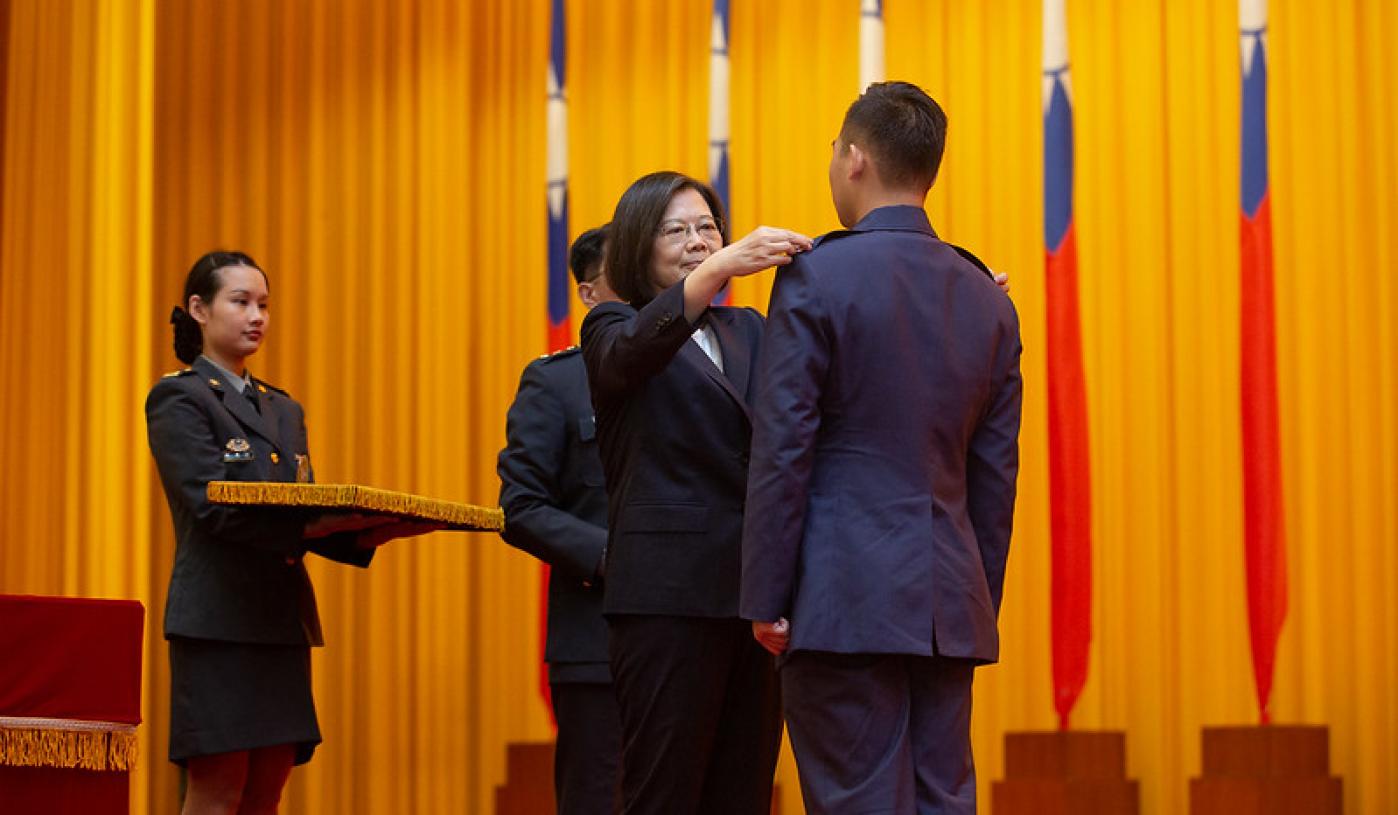 總統蔡英文21日主持三軍六院校聯合畢業典禮，並為數名優秀畢業生代表授予軍階。總統府提供