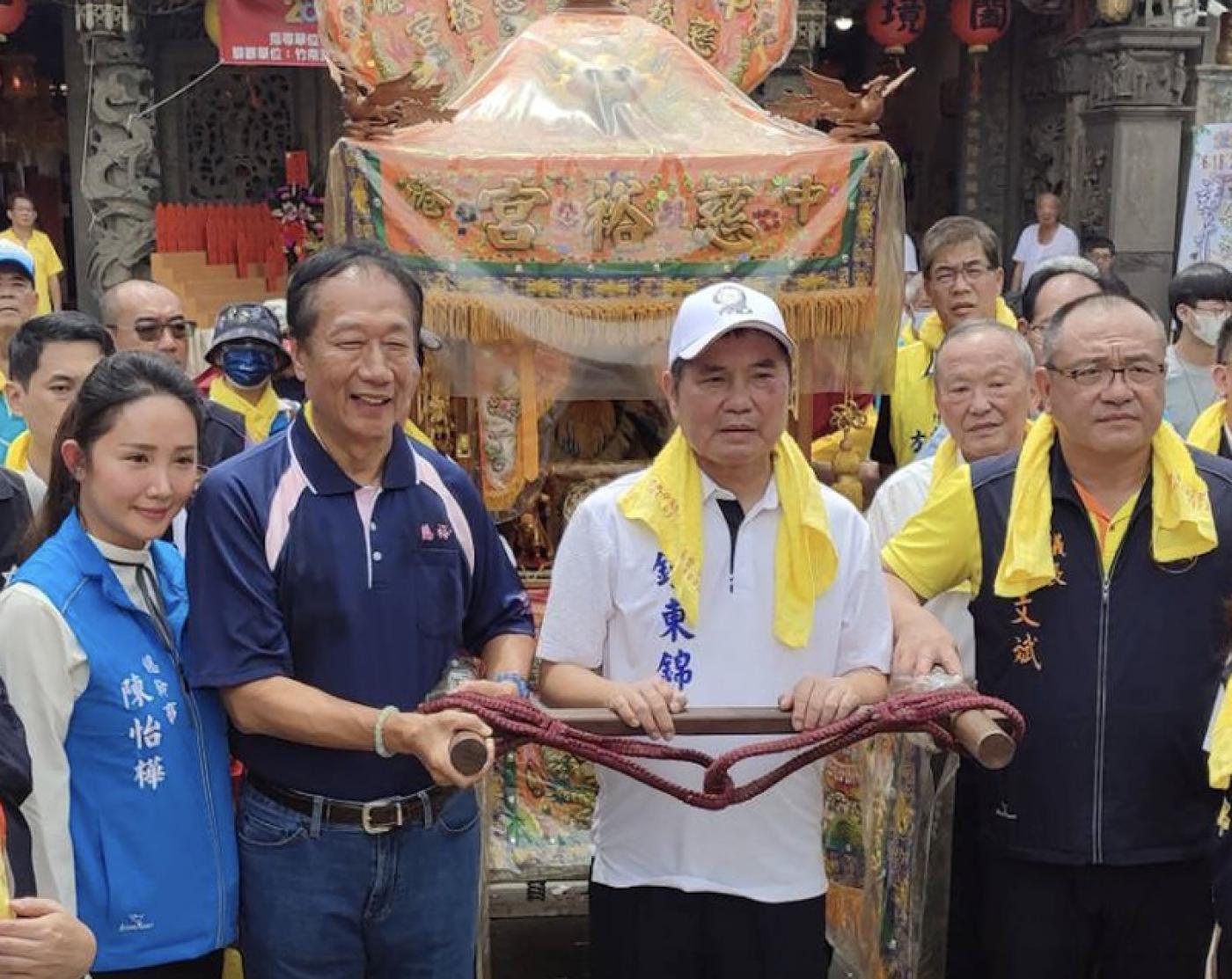 郭台銘（左2）22日應邀出席苗栗竹南中港慈裕宮「祭江洗港」媽祖遶境起駕儀式，與苗栗縣長鍾東錦（右2）、議長李文斌（右）等人一起扶轎。中央社