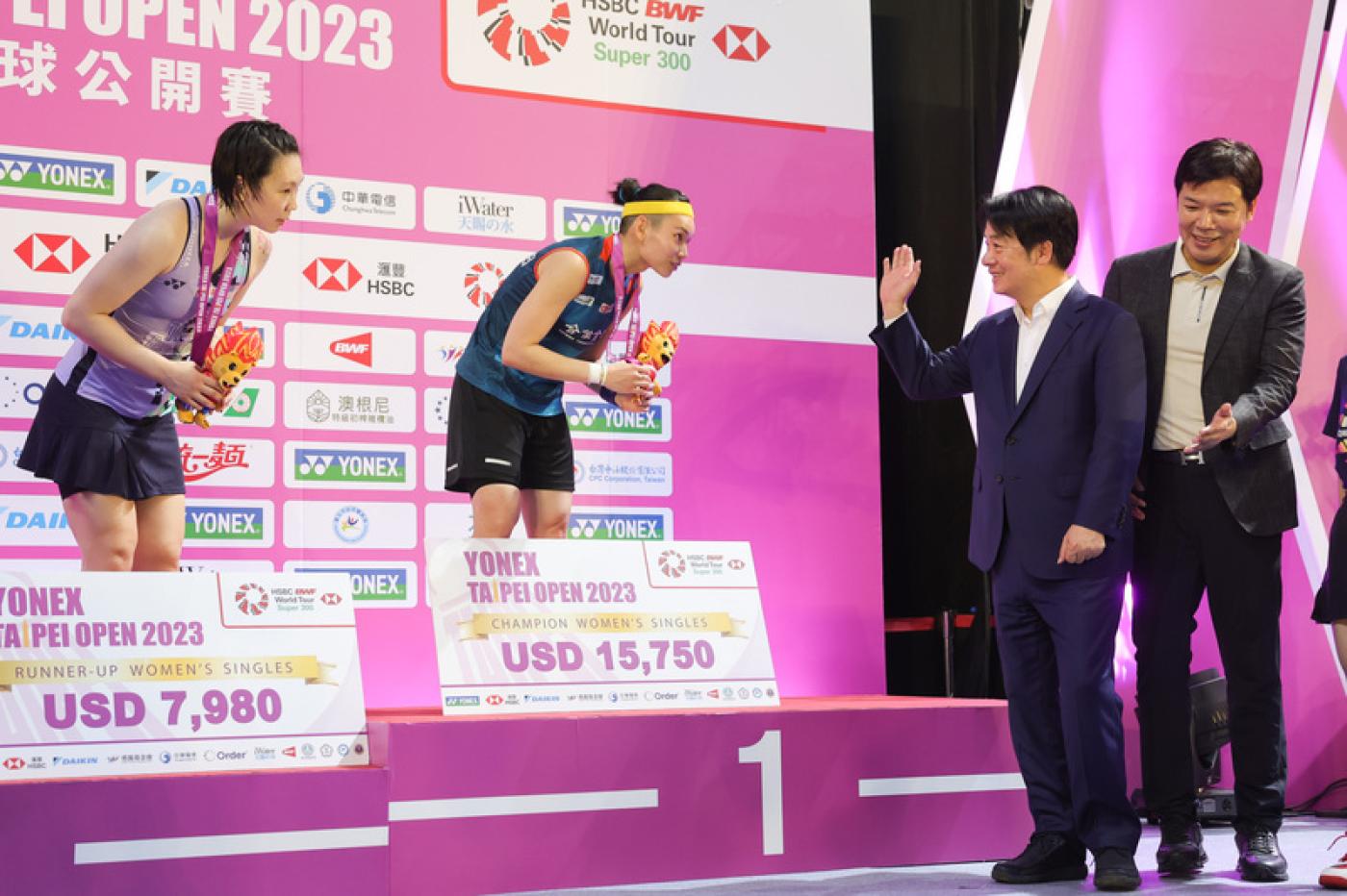 戴資穎（左2）25日台北羽球公開賽女單決賽，擊敗華裔美籍的張蓓雯（左1），完成2連霸，副總統賴清德（右2）到場觀賽表達支持。中央社