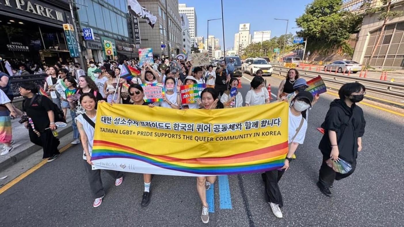 臺灣彩虹公民行動協會率團參加首爾酷兒遊行，不少韓國同志向台灣團體道謝相挺。臺灣彩虹公民行動協會提供