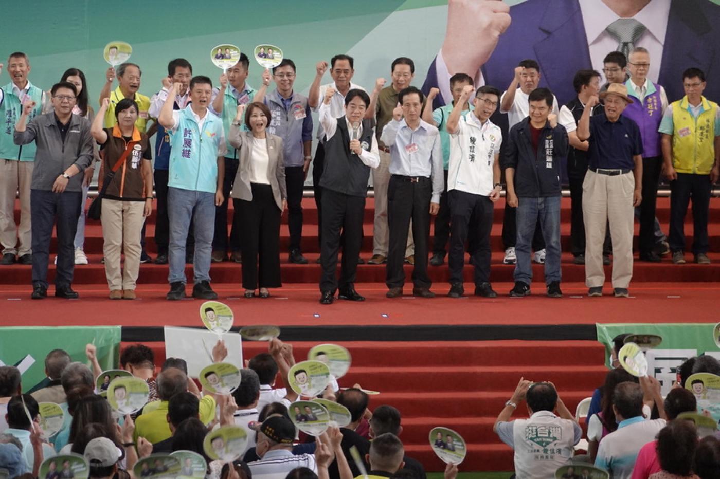 民進黨總統參選人賴清德（台上前左5）1日出席屏東縣信賴之友會成立大會。 中央社