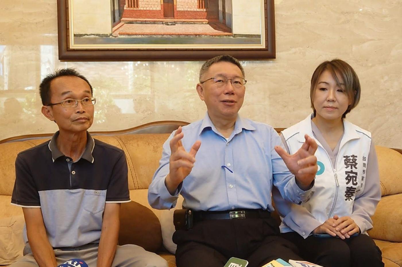 柯文哲（中）2日上午南下拜會無黨籍台南市第6選區立委參選人陳永和（左）。中央社