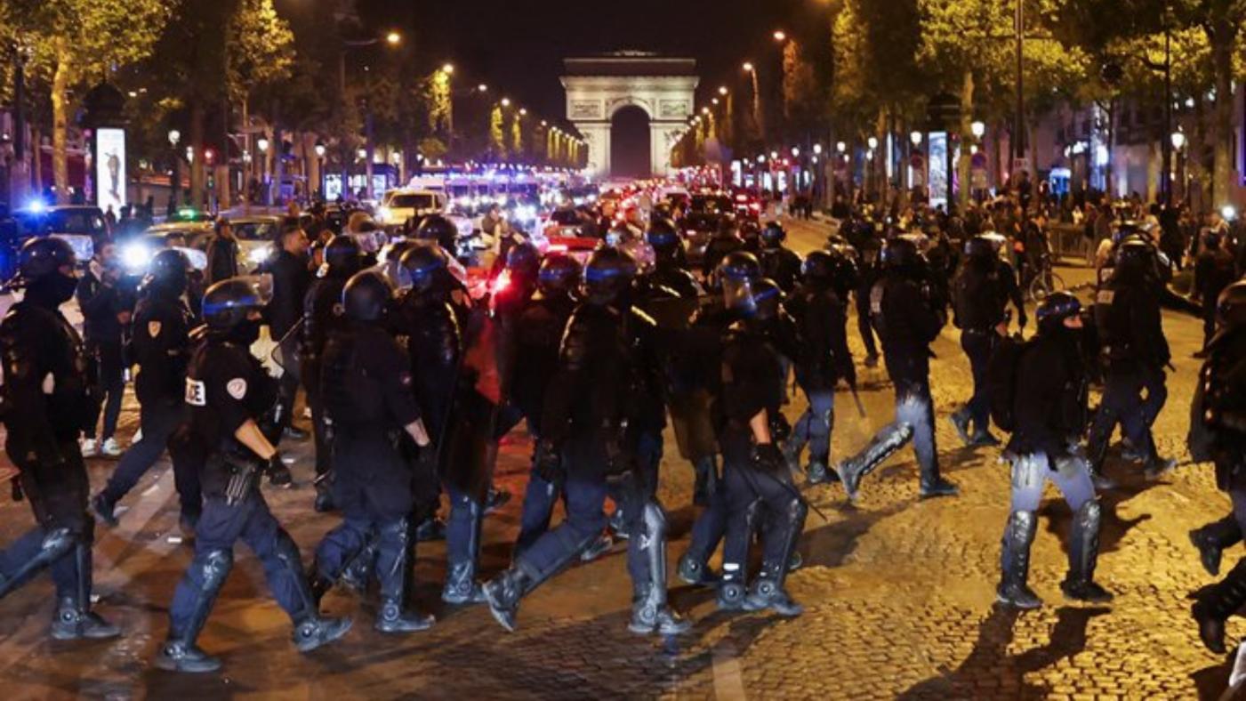 法國警察執勤態度讓郊區青年感到不公平。翻攝@CGMeifangZhang推特