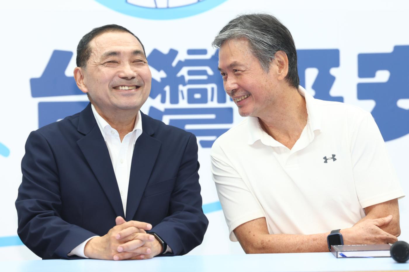 侯友宜（左）6月28日邀請金溥聰（右）擔任競辦執行長，兩人在記者會上有說有笑。中央社