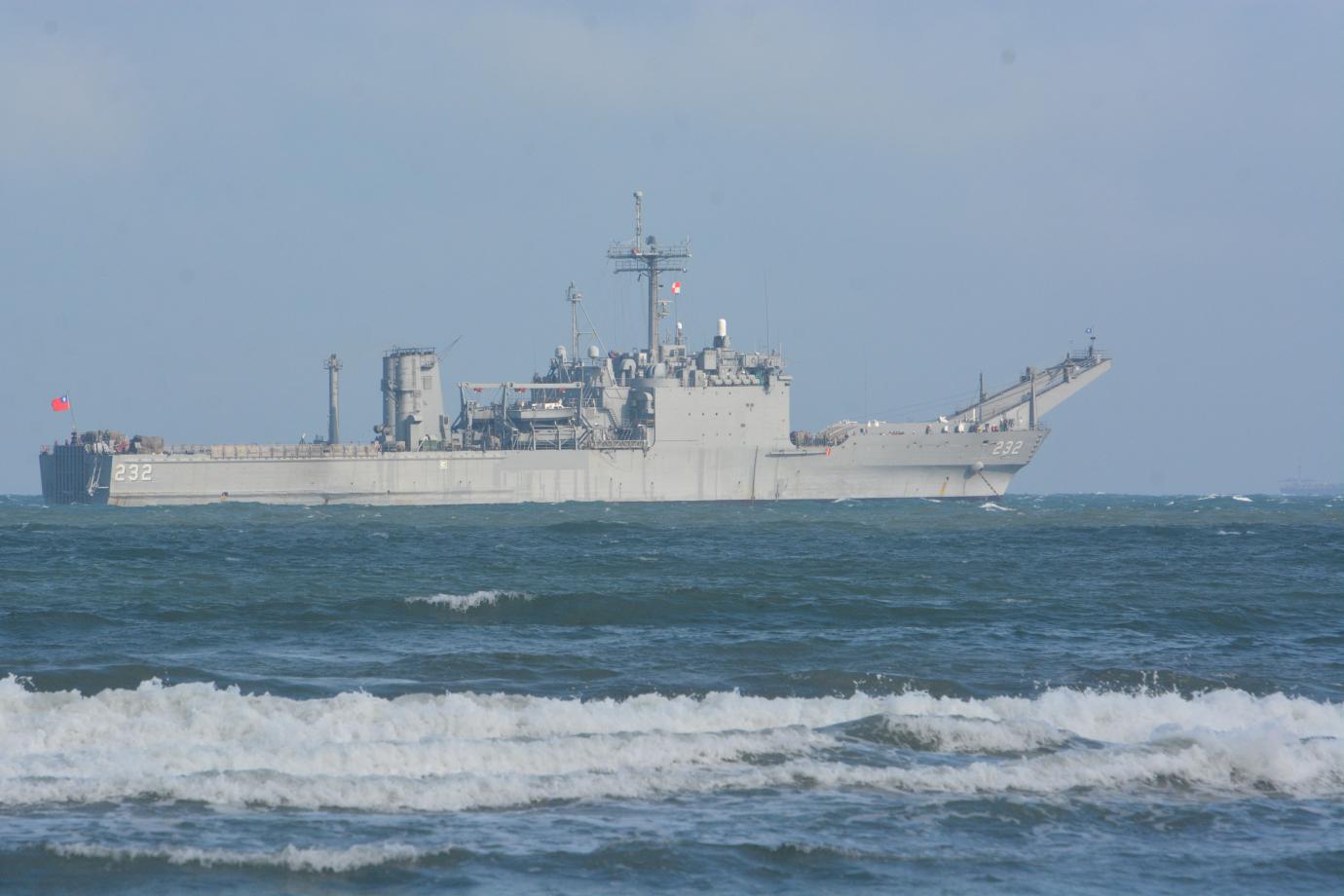 中和級戰車登陸艦今晨在竹圍外海準備模擬共軍搶灘登陸演訓。王烱華攝