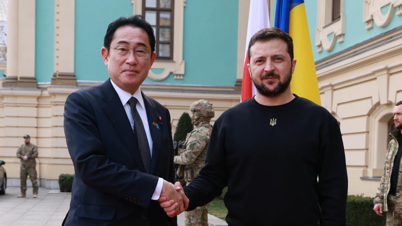 日本首相岸田文雄（左）親訪烏克蘭，21日會晤烏克蘭總統澤倫斯基。翻攝日本內閣府網站