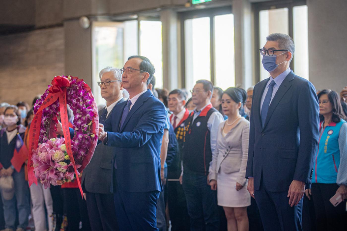 國民黨主席朱立倫今（12日）前往台北國父紀念館，向總理孫中山逝世98週年紀念日獻花致敬，隨後接受媒體訪問。中央社