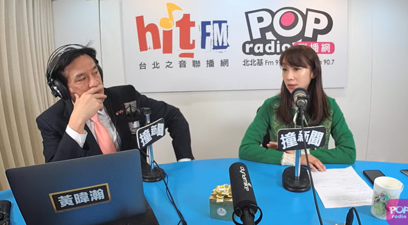 台北市議員許淑華(右)在專訪中談明年立委選舉，已經表態參選北市立委的她說自己的三本論文都不怕被檢驗。翻攝POP撞新聞直播畫面