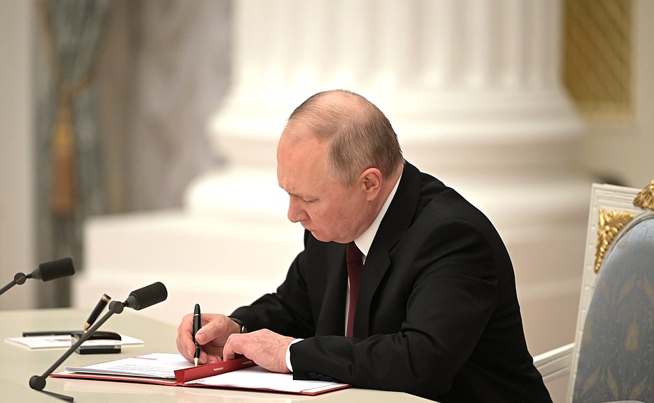 普丁21日簽署法令，承認烏克蘭東部兩分離地區頓內茨克和盧甘斯克是獨立國家。翻攝俄羅斯總統府官網