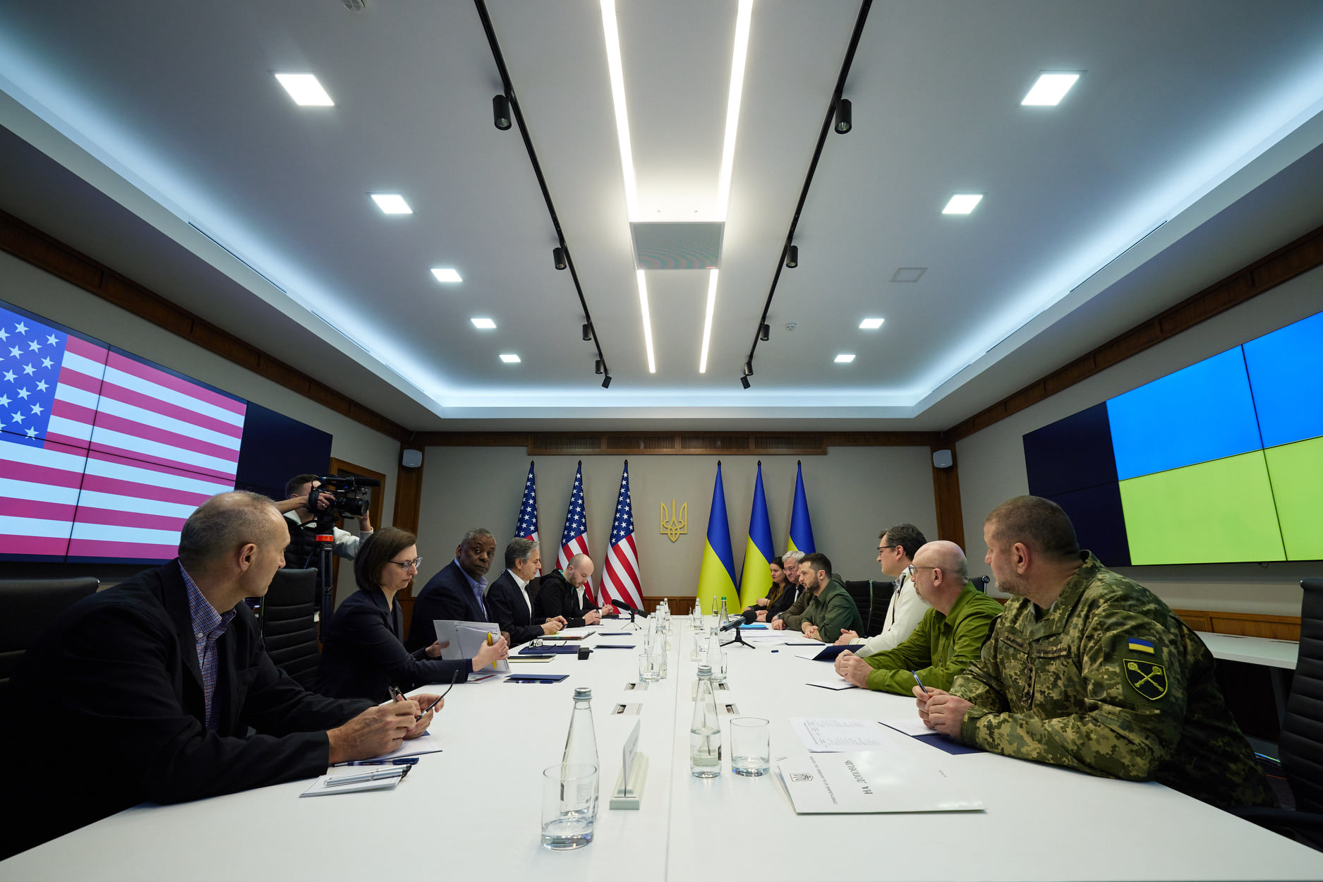 美方代表團(左)，與烏克蘭代表團24日在基輔會談約90分鐘。   照片來源: 烏克蘭總統澤倫斯基臉書