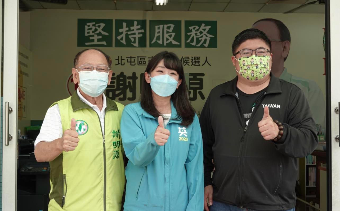 民進黨台中市議員謝明源（左）的女兒謝家宜（中）順利接棒通過初選。翻攝謝家宜臉書