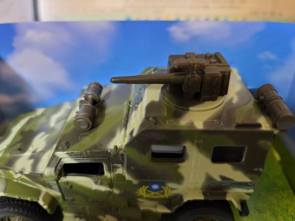 外傳偵搜裝甲戰鬥車為提升火力，將50機槍改為M230 30鏈砲，但軍備局否認。王烱華攝
